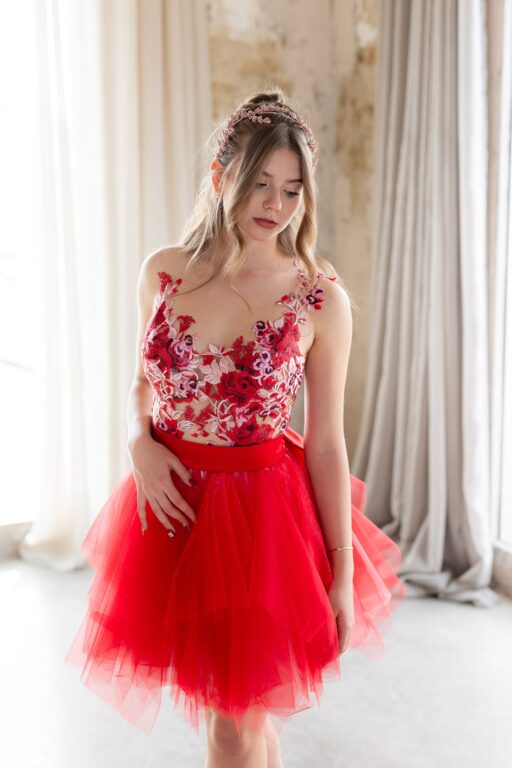 piros-viragos-menyecske-ruha-2-min piros virágos menyecske ruha