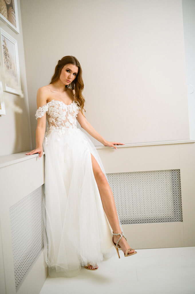 ejtett vállú menyasszonyi ruha