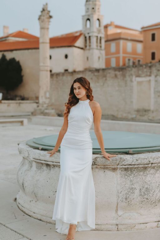 blanka-egyszeru-menyasszonyi-ruha egyszerű letisztult esküvői ruha