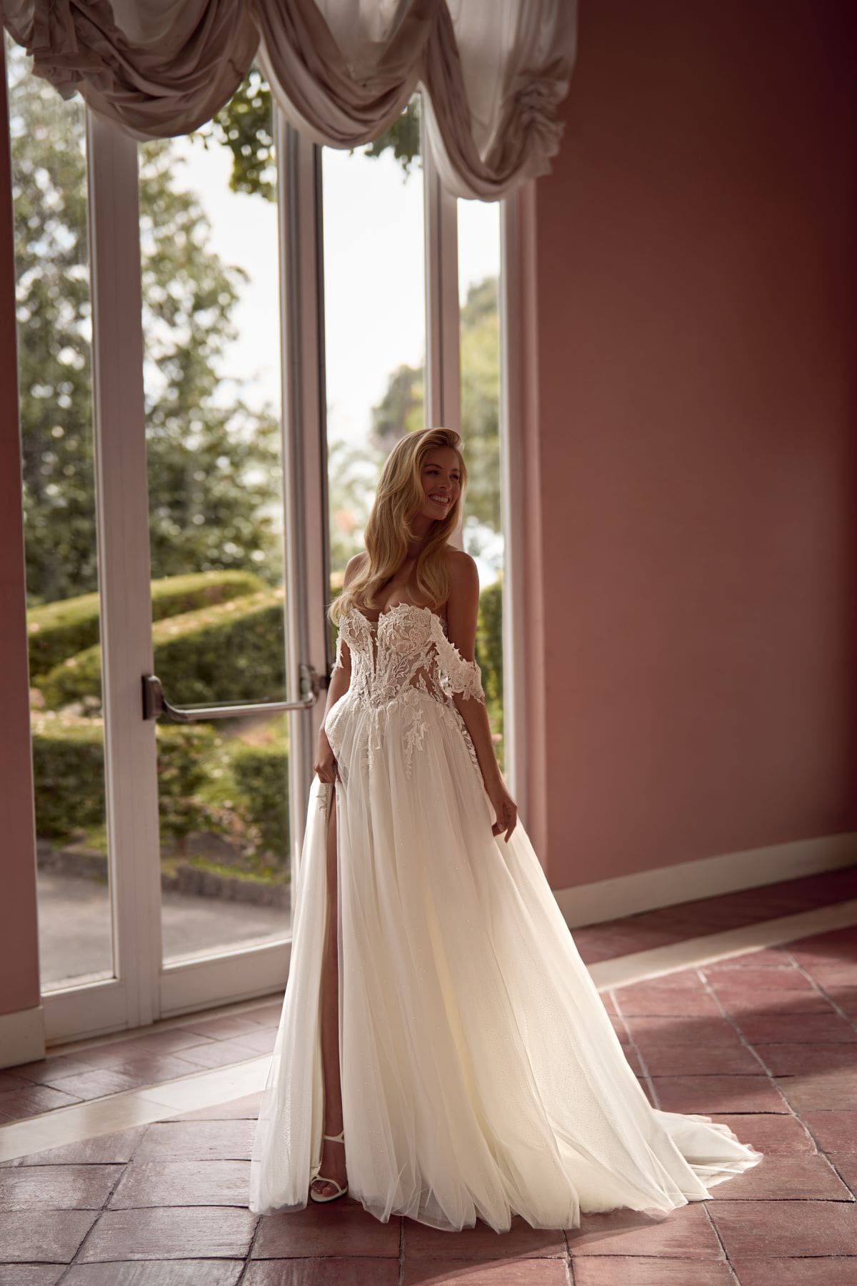 ejtett vállú menyasszonyi ruha